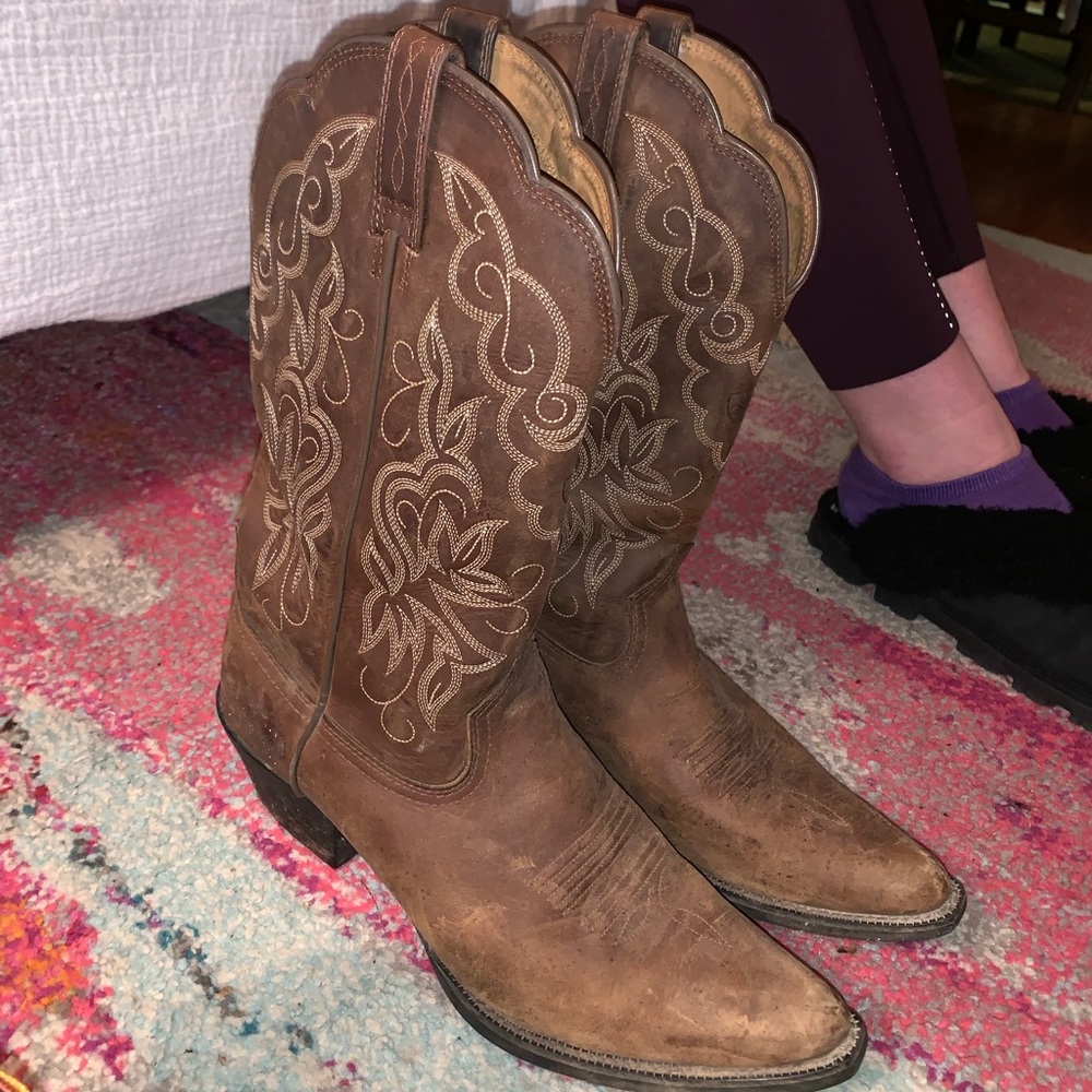 Cowgirl boots size 9